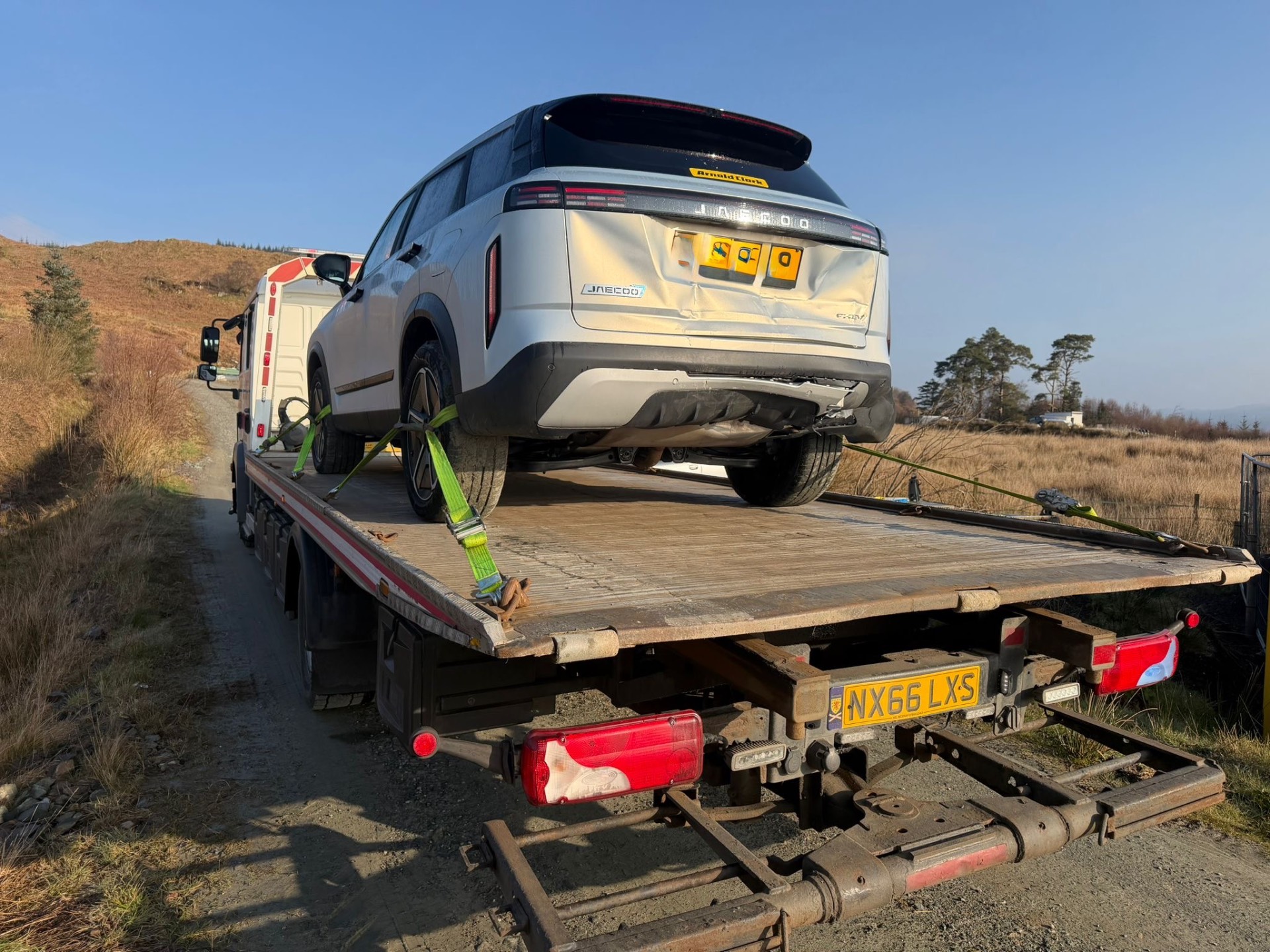 Accident-damaged Jaecoo 7 secured for transport
